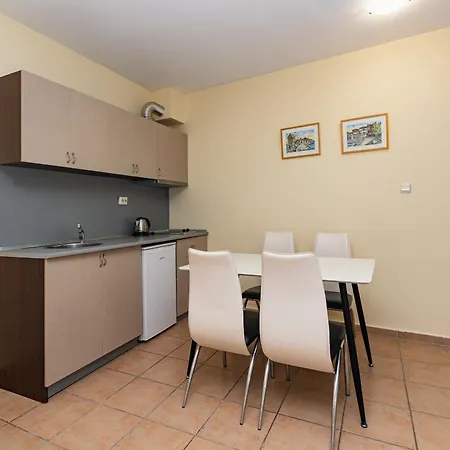 Favorit Aparthotel 3*