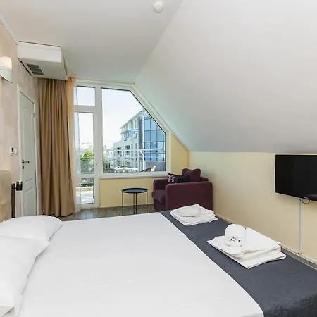 Favorit Aparthotel 3*