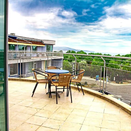 Favorit Aparthotel 3*