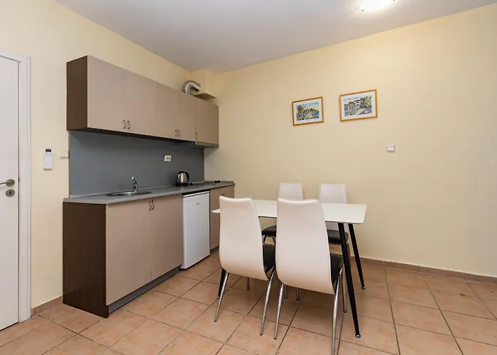 Favorit Aparthotel 3*